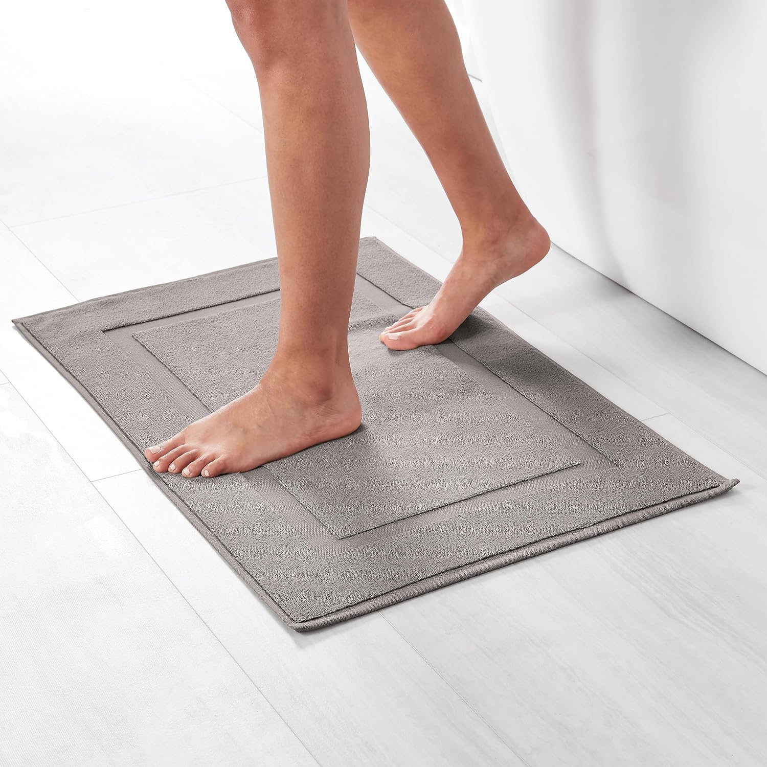 Tapete de banho com faixas, cinza claro, 31 polegadas C x 20 polegadas L  Tapete de banho com faixas, cinza claro, 31 polegadas C x 20 polegadas L