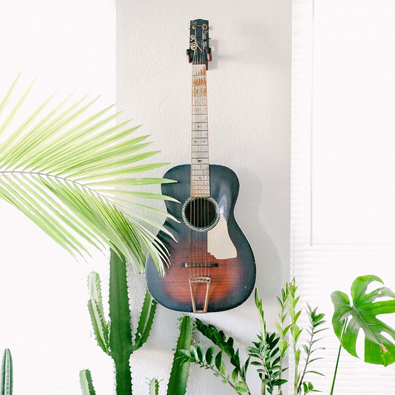 Suporte de parede para guitarra, pacote com 2 suportes para guitarra, suporte para ganchos de parede para guitarra com parafusos, suporte de parede para guitarra de madeira dura para violão elétrico acústico, baixo, banjo, bandolim  Suporte de parede para guitarra, pacote com 2 suportes para guitarra, suporte para ganchos de parede para guitarra com parafusos, suporte de parede para guitarra de madeira dura para violão elétrico acústico, baixo, banjo, bandolim
