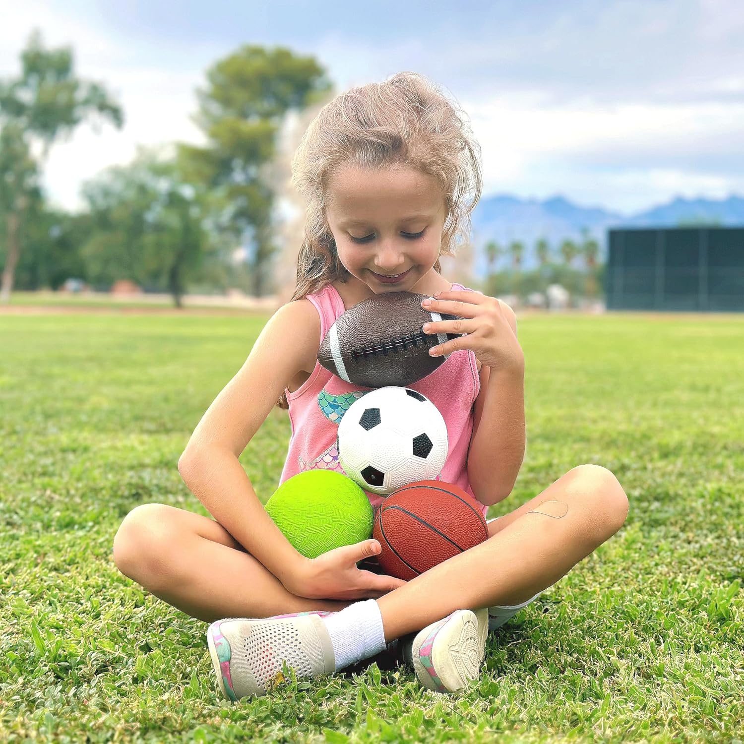 Pacote de 4 bolas esportivas com 1 bomba: 1 bola de futebol de 5", 1 bola de basquete de 5", 1 bola de playground de 5" e 1 bola de futebol de 6,5" (4 bolas e 1 bomba) 